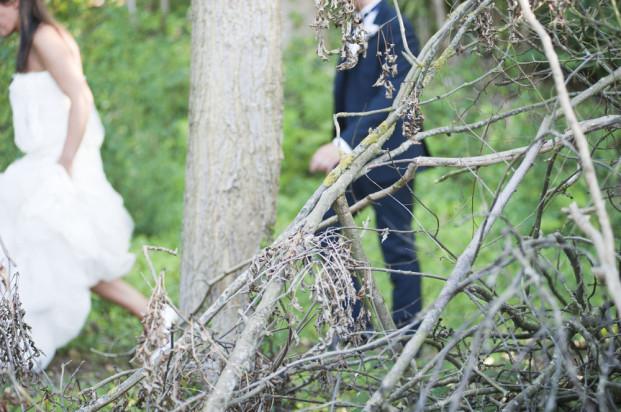 ©Solveig et Ronanphotographes - Mariage pastel a la  campagne - La mariee aux pieds nus